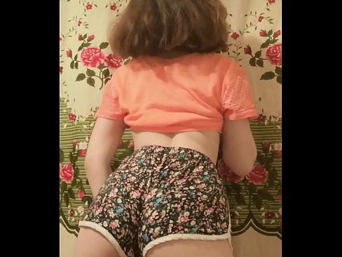 ❤️ Garota jovem e sexy tirando seus shorts da câmera ❌ Porno em nós ️❤